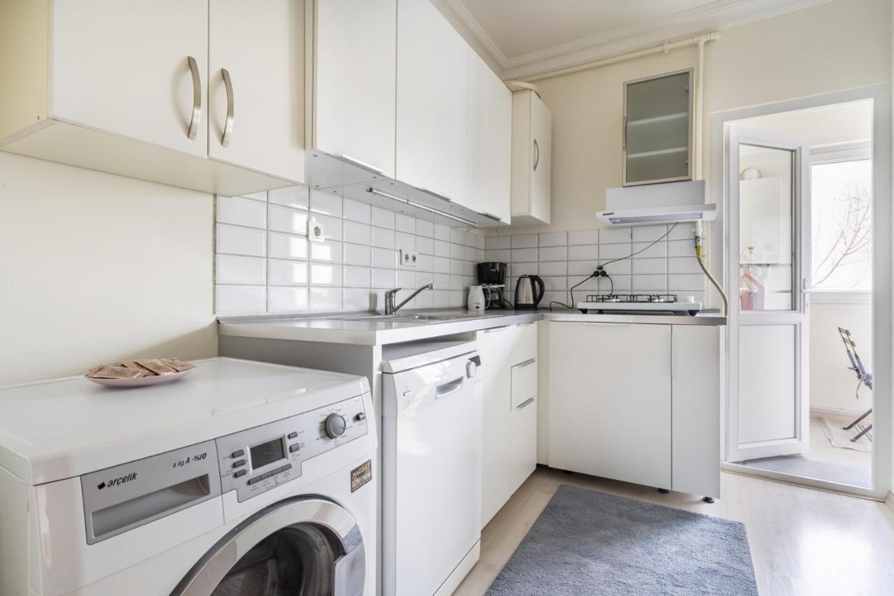 Modern Flat With Balcony On Bagdat Street Lägenhet Istanbul Exteriör bild